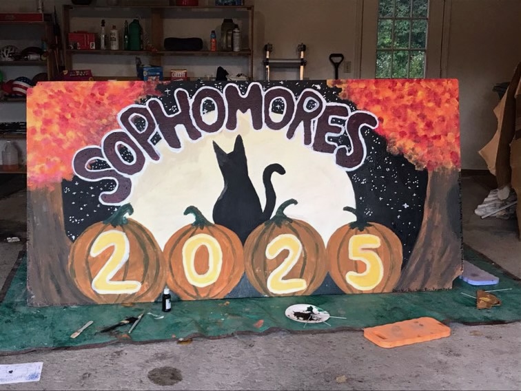 Picture of the Sophomore Float, themed in Fall colors.