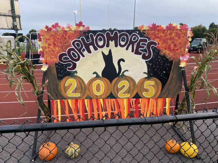 Picture of the Sophomore Float, themed in Fall colors.